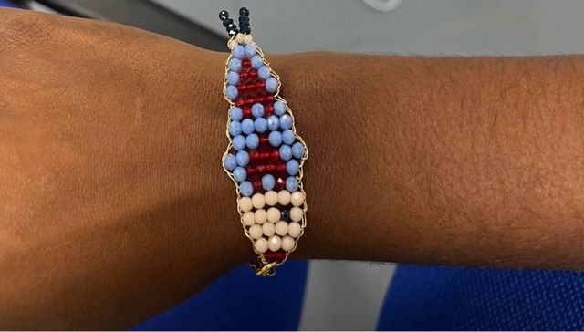 Pulsera de cuentas rojas y azules