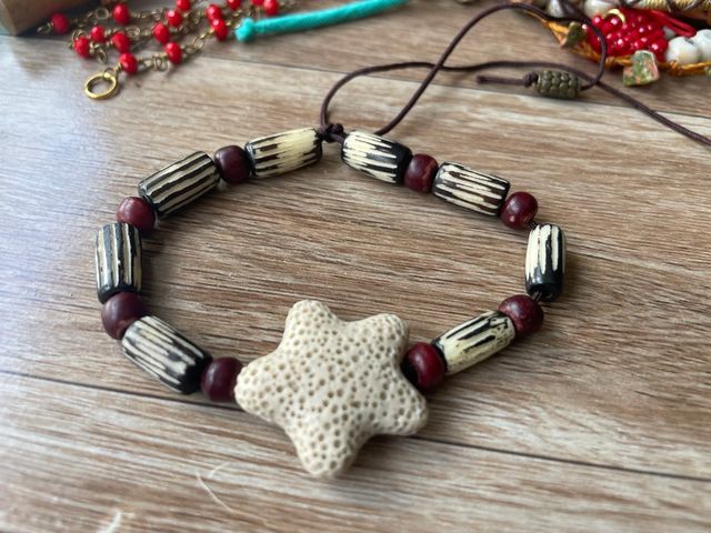 Pulsera de cuentas marrón y blanca