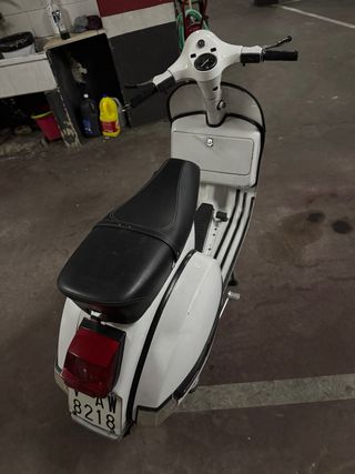 Vespa 200 blanca clásica