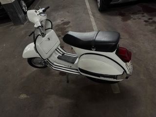 Vespa 200 blanca clásica