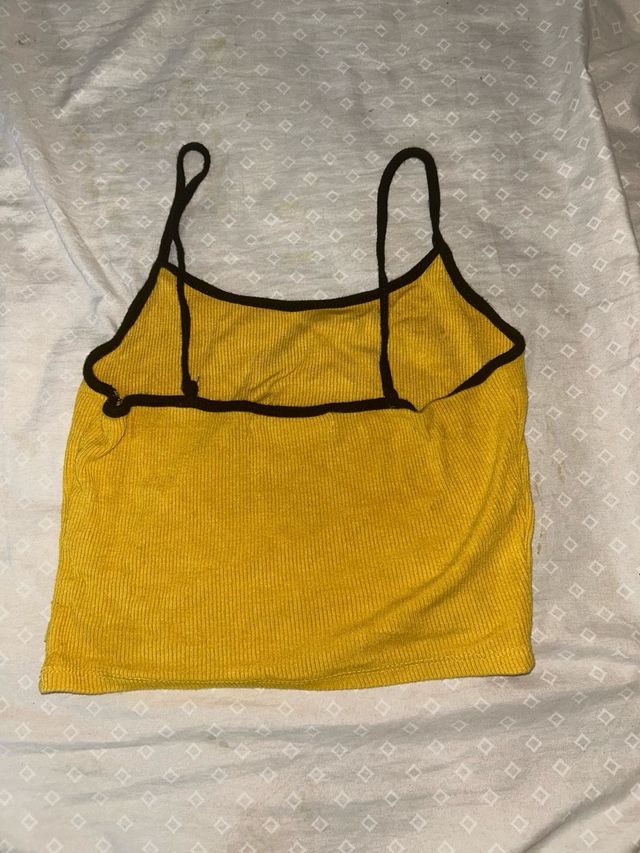 Top corto amarillo