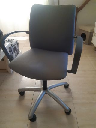 Silla giratoria oficina gris