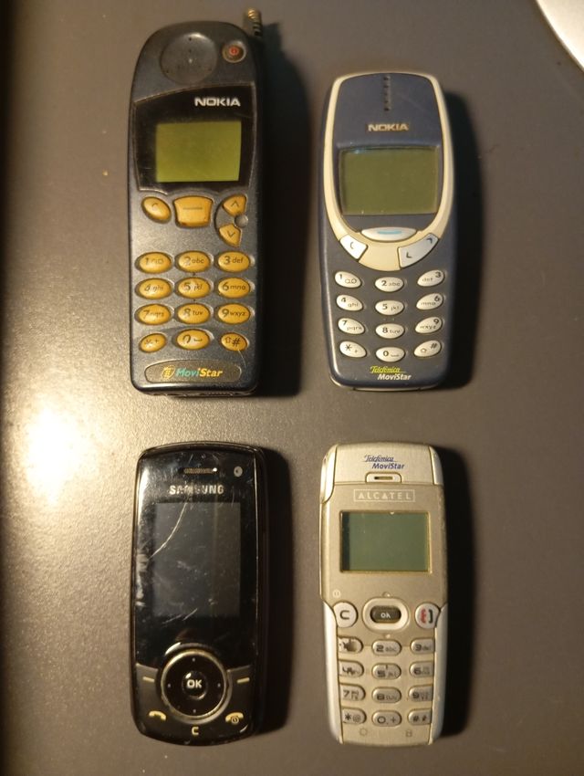 4 Teléfonos móviles antiguos