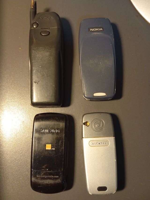 4 Teléfonos móviles antiguos