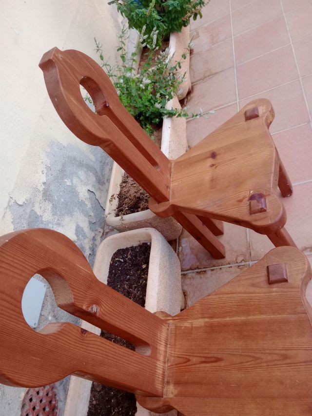 2 Cadeiras de madeira estilo rústico