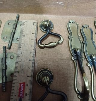 BISAGRAS TIRADORES DORADOS