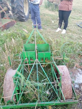 Sembradora maíz tractor pequeño . Está en perfeto