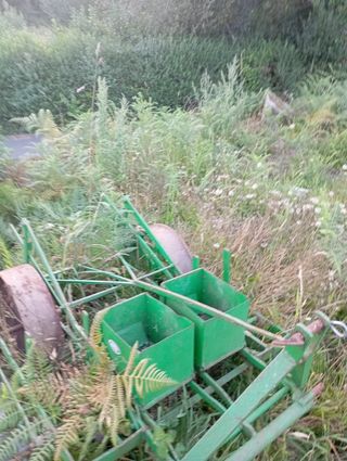 Sembradora maíz tractor pequeño . Está en perfeto