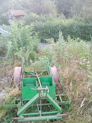 Sembradora maíz tractor pequeño . Está en perfeto