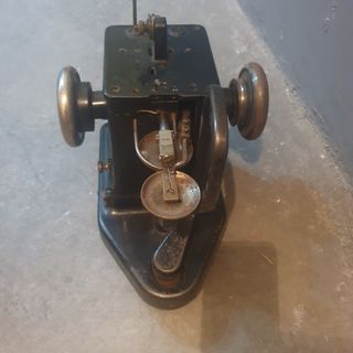 Máquina de coser SINGER antigua