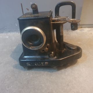 Máquina de coser SINGER antigua