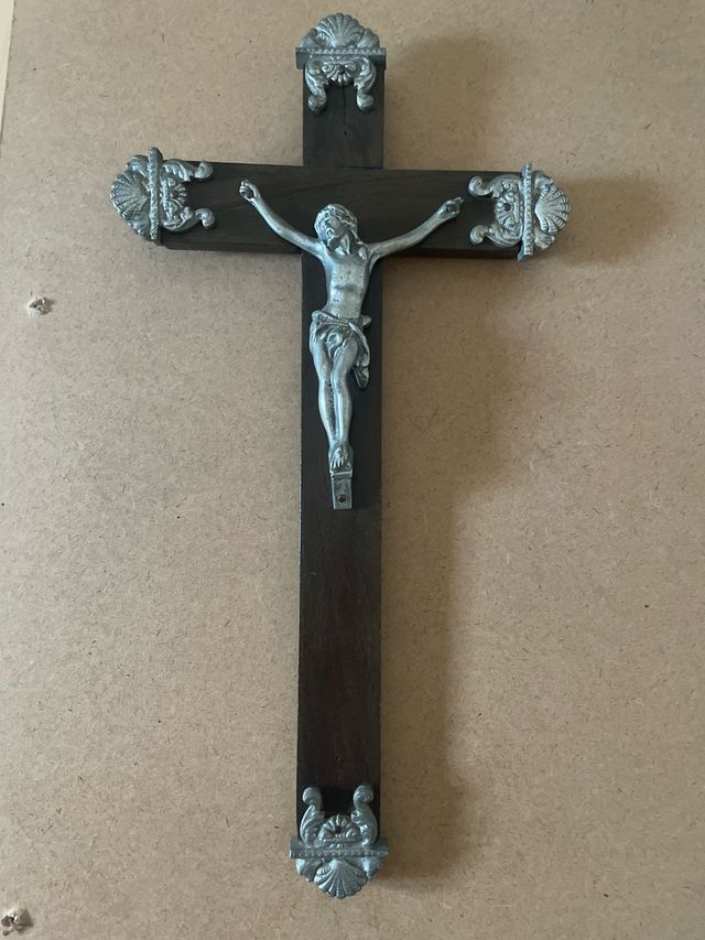 Crucifijo antiguo de madera
