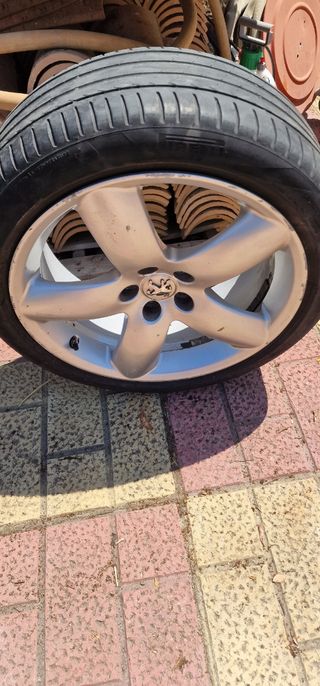 Llantas 17" con neumáticos