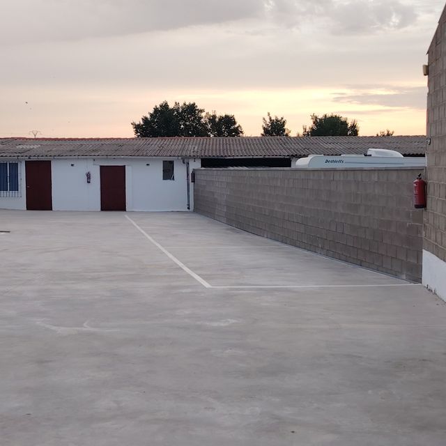 Alquiler plaza de aparcamiento exterior caravanas