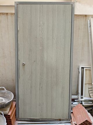 Puerta exterior usada