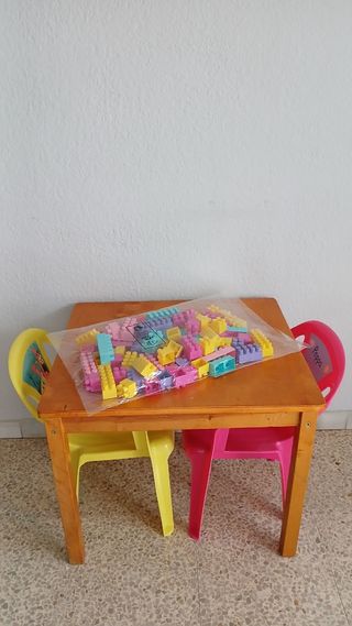 Mesa+sillas+bloques niños