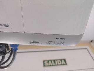 Proyector Epson blanco con pantalla de aprox 2m