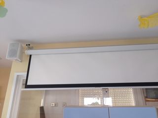 Proyector Epson blanco con pantalla de aprox 2m