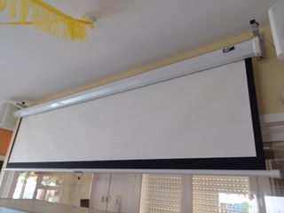 Proyector Epson blanco con pantalla de aprox 2m