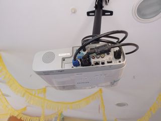 Proyector Epson blanco con pantalla de aprox 2m