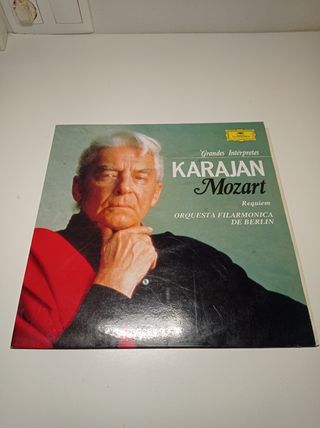 Discos vinilo clásicos y uno de pizarra 