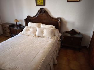 Dormitorio antiguo: Cama y mesitas