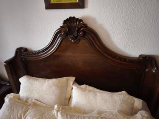 Dormitorio antiguo: Cama y mesitas