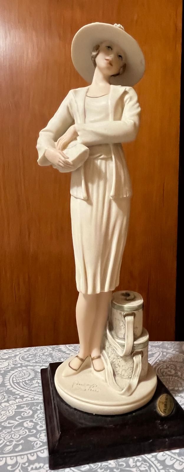 Figura porcelana mujer blanco