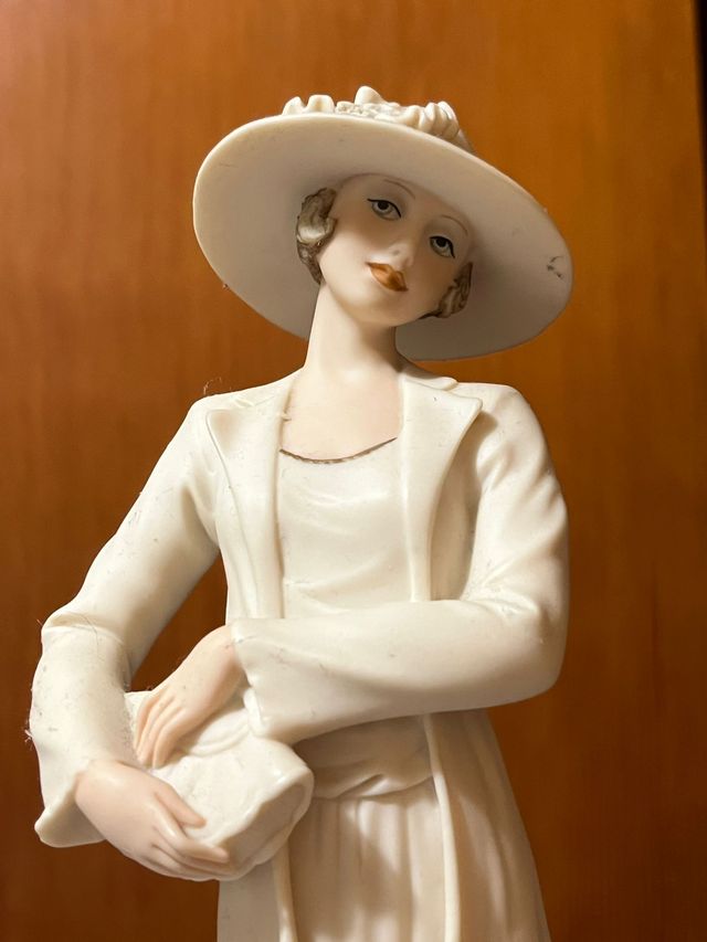 Figura porcelana mujer blanco