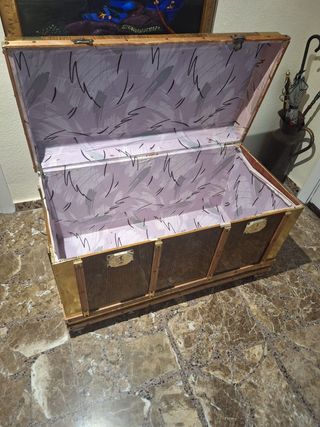 Baúl antiguo madera y metal