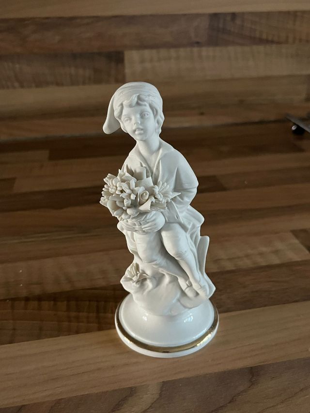 Figura porcelana niño flores