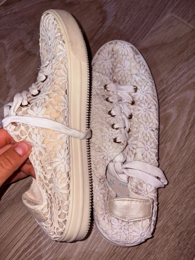 Zapatillas encaje floral beige - blancas