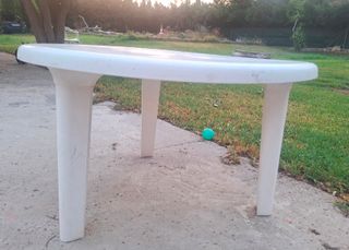 Mesa redonda blanca de plástico 80 x 51 cm
