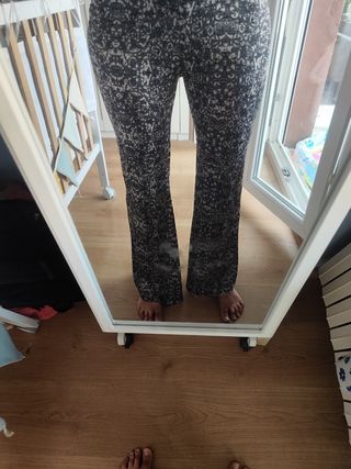 Pantalones acampanados grises y negros