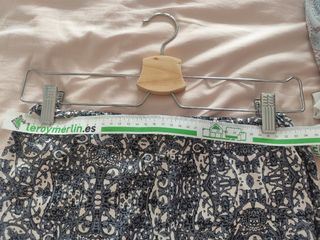 Pantalones acampanados grises y negros