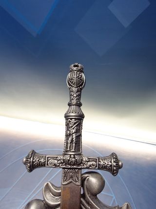 Metopa medieval: escudo & espadas