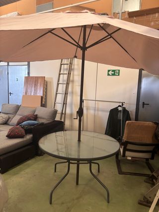 Sombrilla+mesa+4 sillas jardín exterior