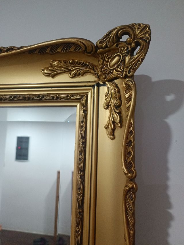 Espejo dorado grande estilo antiguo
