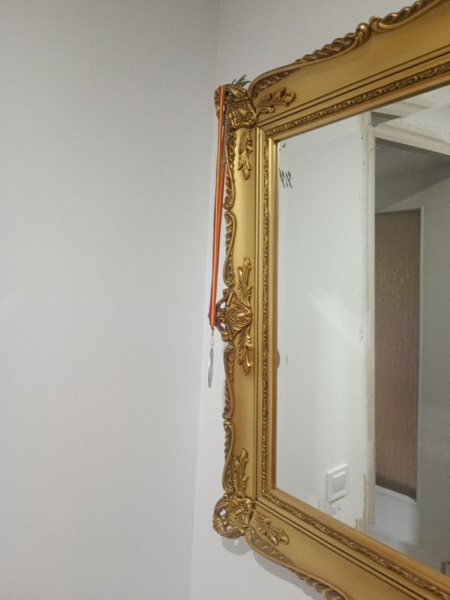Espejo dorado grande estilo antiguo