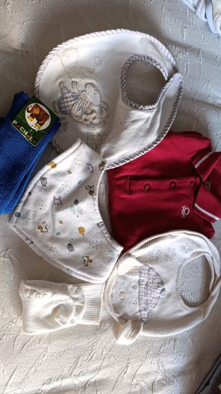 Ropa bebé 1 mes: body, baberos, calcetines