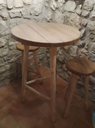 Tavolo e sgabelli in legno