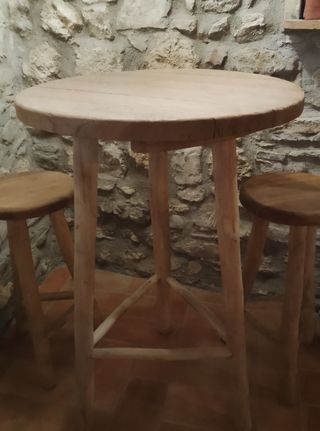 Tavolo e sgabelli in legno