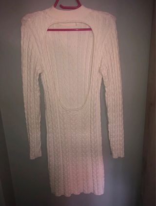 Vestido corto beis claro de tela gordita.