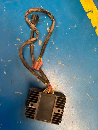 Regulador SH689JB Piaggio MP3 500