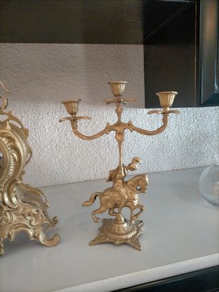 Elegante juego reloj & candelabros dorados