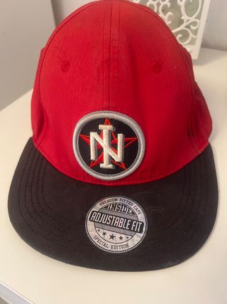 Gorra roja y negra ajustable new era