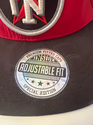 Gorra roja y negra ajustable new era