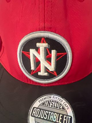 Gorra roja y negra ajustable new era