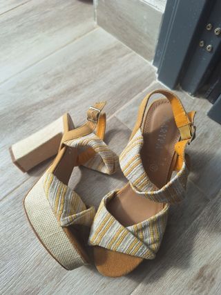 Sandalias KARPAZ amarillas y beige