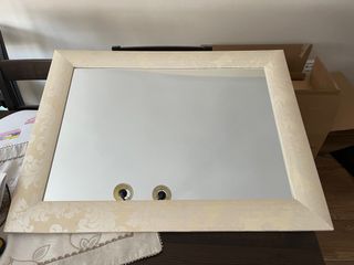 Espejo beige con marco de madera